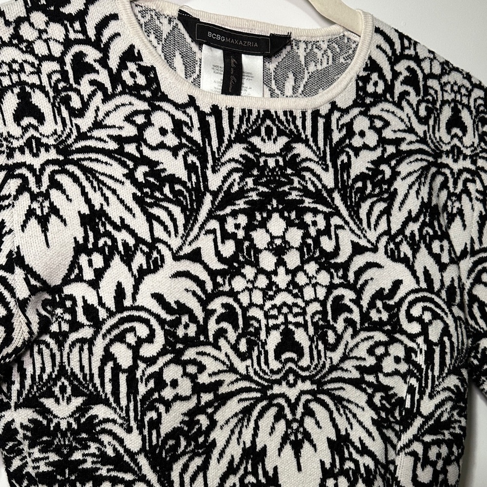 BCBGMaxAzria Black and White Floral Patterned Knit Crop Top - Picture 3 of 6